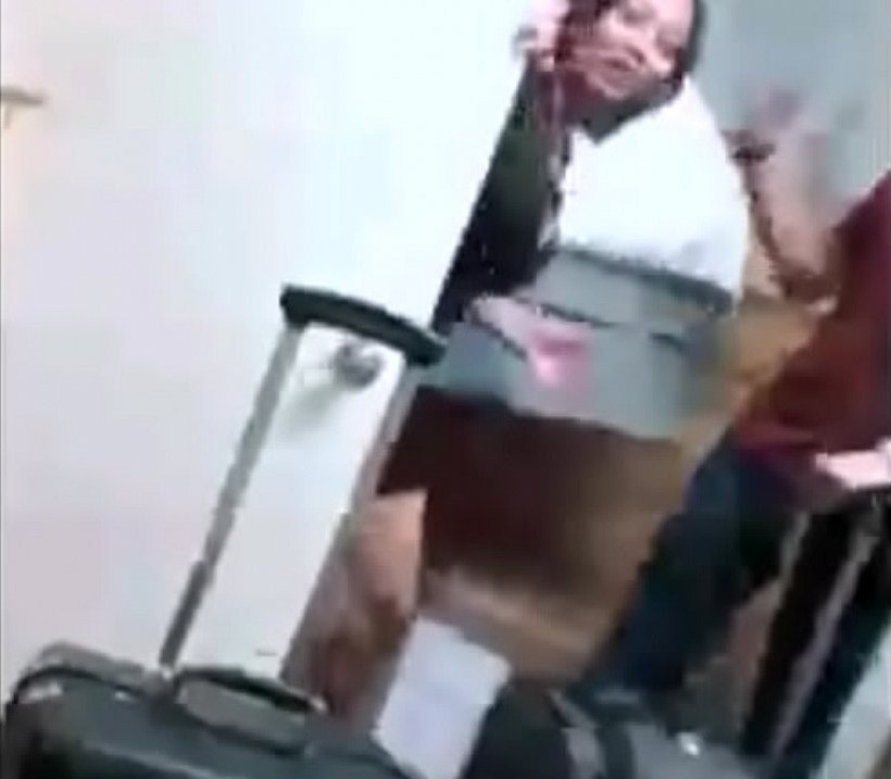 Pais flagraram novinha levando gozada do namorado